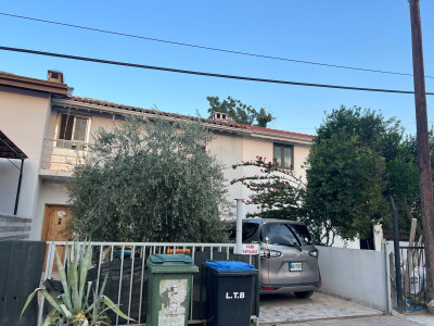 LEFKOŞA/KAYMAKLI MERKEZDE SATILIK TİCARİ İZİNLİ 4+1 KONUT