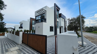 GİRNE/ALSANCAK'TA SATILIK ÖZEL HAVUZLU 4+1 SIFIR VİLLA