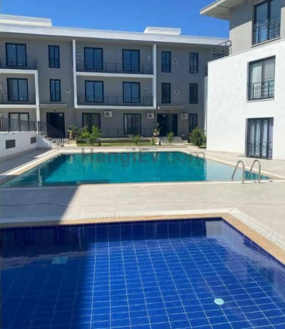 ALSANCAK ATAKARA BÖLGESİNDE KİRALIK 1+1 DAİRE – HAVUZLU SİTE