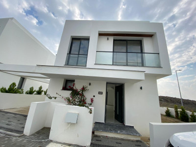 GİRNE/BOĞAZ'DA SATILIK 3+1 VİLLA -KÖŞE PARSEL