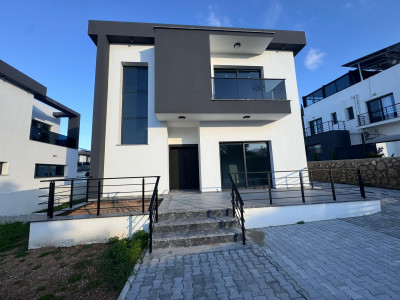 GİRNE / ÇATALKÖY’DE LÜKS DİZAYNLI SATILIK 3+1 VİLLA
