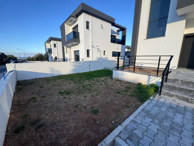 GİRNE / ÇATALKÖY’DE LÜKS DİZAYNLI SATILIK 3+1 VİLLA