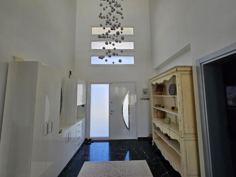 GİRNE/ÇATALKÖY'DE MUHTEŞEM SATILIK 4+1 LÜKS VİLLA-14