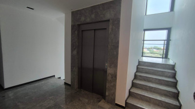 GİRNE/KARAKUM BELLAPAİS YOLUNDA TİCARİ İZİNLİ 3+1 KİRALIK OFİS
