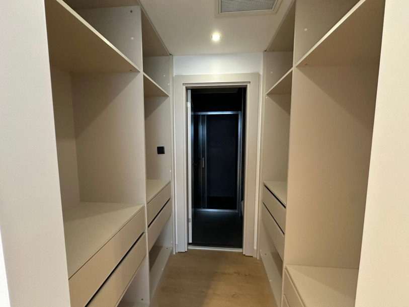 GİRNE/KARAKUM BELLAPAİS YOLUNDA TİCARİ İZİNLİ 3+1 EŞYALI OFİS-25