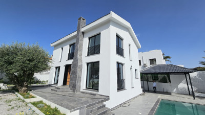 GİRNE/KARAOĞLANOĞLUNDA SATILIK HAVUZLU 4+1 VİLLA