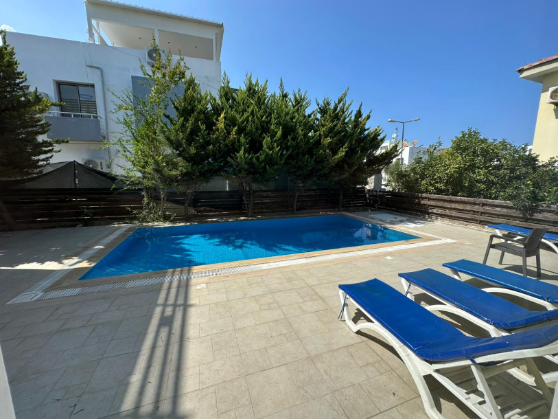 GİRNE/KARAOĞLANOĞLU'NDA KİRALIK 4+1 EŞYALI VİLLA-24