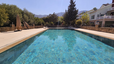 GİRNE/KARMİ GİRİŞİNDE ANAYOL ÜZERİNDE KİRALIK 5+1 VİLLA