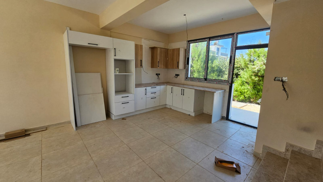 GİRNE KARŞIYAKA'DA SATILIK SIFIR 2+1 VİLLA-2