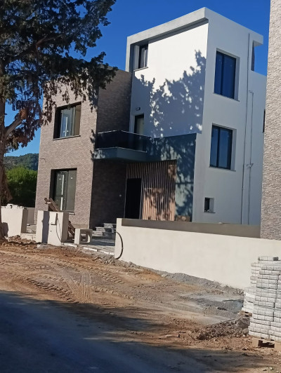 GİRNE/KARŞIYAKA'DA SATILIK 4+1 VİLLA-2