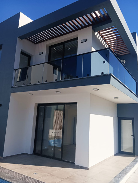 GİRNE/KARŞIYAKA'DA SATILIK 4+1 VİLLA-1